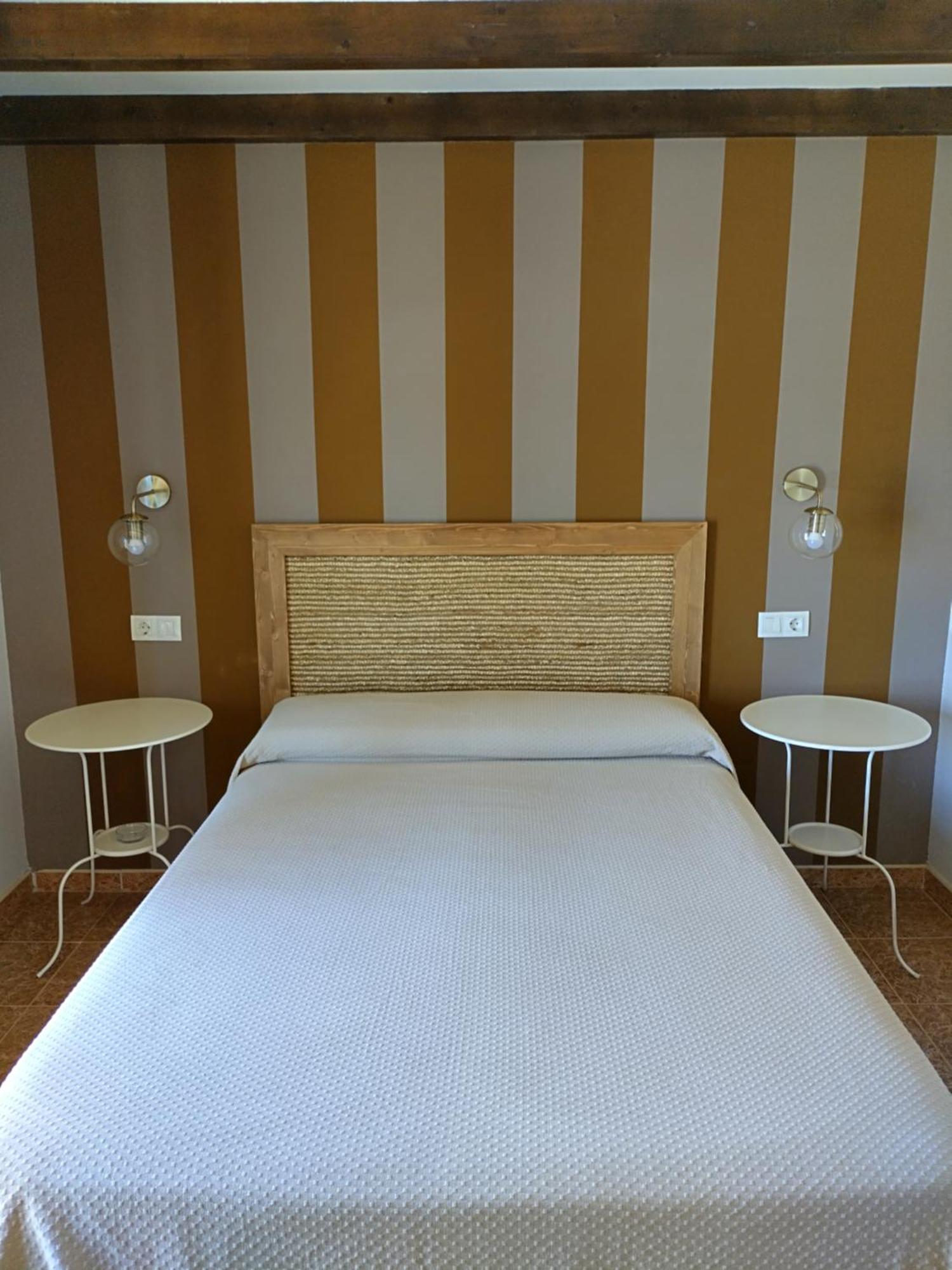 Hostal Restaurante Parajes กาสโตรโพล ภายนอก รูปภาพ